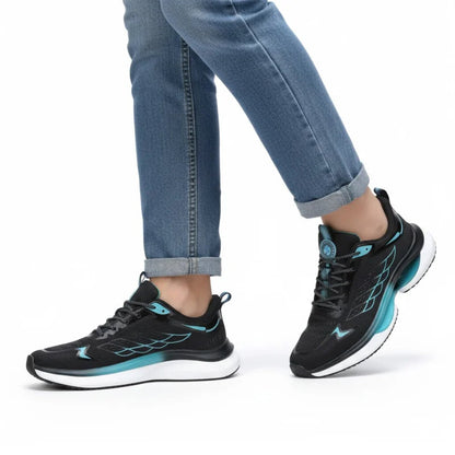 Schwarze NordStep® Sneaker beim Gehen, getragen zur Jeans