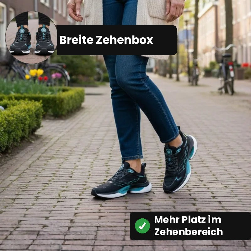 Schwarze NordStep® Sneaker auf einem Gehweg aus Klinker