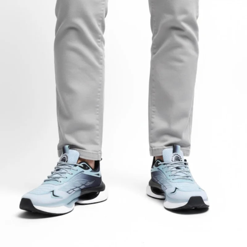 Blaue NordStep® Sneaker am Fuß, getragen zur hellgrauen Hose