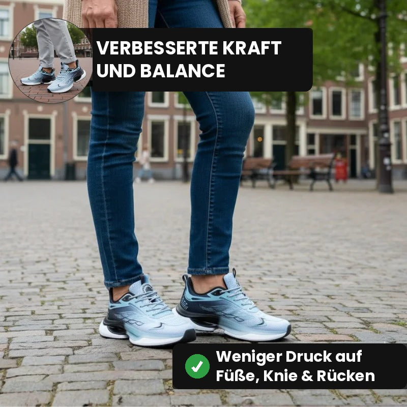 Blaue NordStep® Sneaker auf Kopfsteinpflaster in der Altstadt