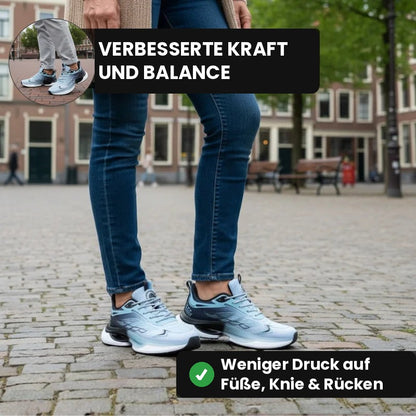 Blaue NordStep® Sneaker auf Kopfsteinpflaster in der Altstadt