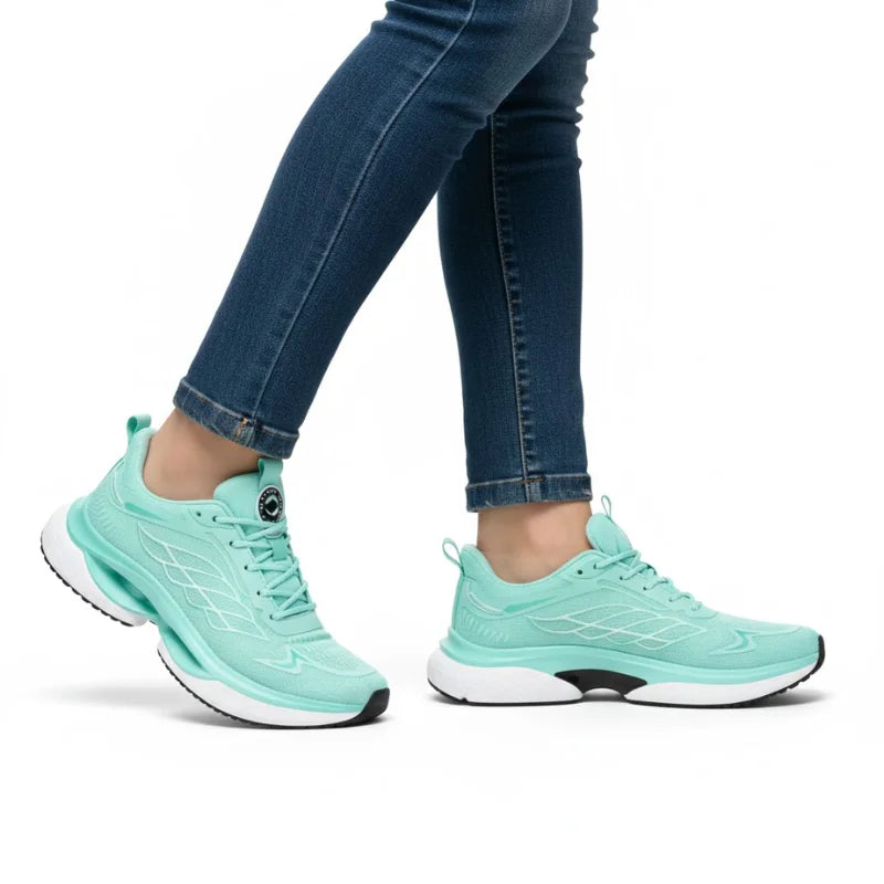 Hellgrüne NordStep® Sneaker beim Gehen, getragen zur Jeans