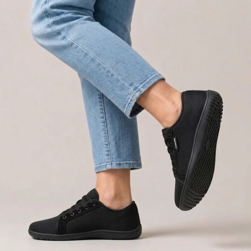 Schwarze Ruimevo® Sneaker am Fuß, getragen zu Jeans