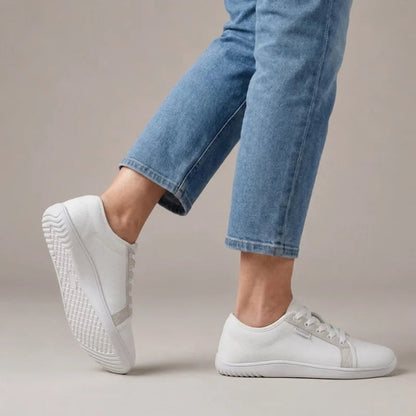 Weiße Ruimevo® Sneaker am Fuß, getragen zu Jeans