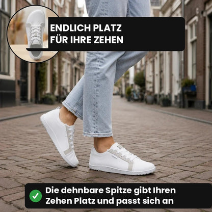 Weiße Ruimevo® Sneaker beim Gehen auf einer Straße mit Kopfsteinpflaster, oben die breite Zehenpartie im Detail