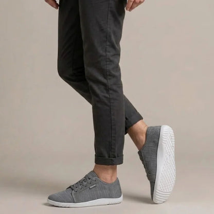 Graue Ruimevo® Sneaker am Fuß, getragen zu einer dunklen Hose