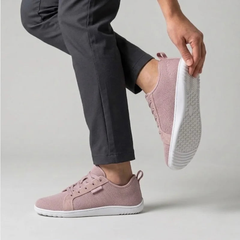 Rosa Ruimevo® Sneaker am Fuß, eine Hand biegt die flexible Sohle