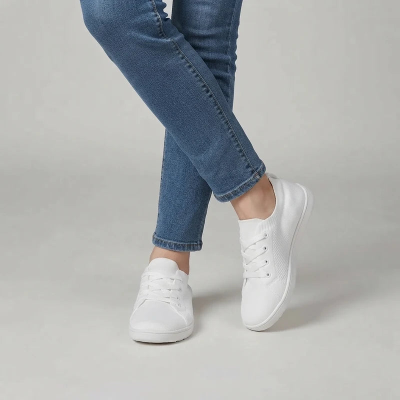 Stapvrij® Komfortsneaker in Weiß, am Fuß getragen zur Jeans