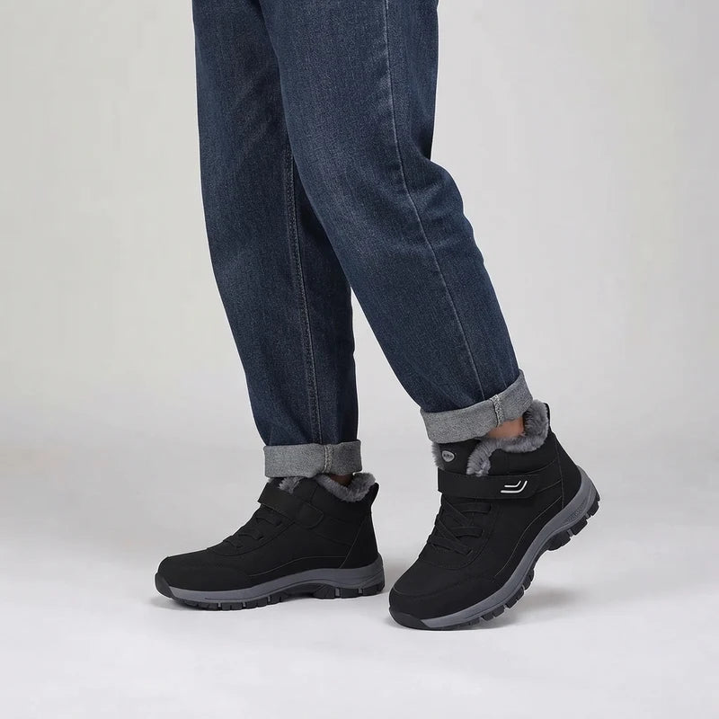 Warmevo® leichte Outdoor-Winterschuhe in Schwarz, am Fuß getragen