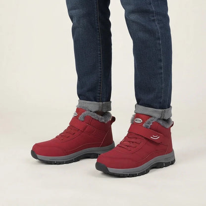 Warmevo® leichte Outdoor-Winterschuhe in Rot, am Fuß getragen