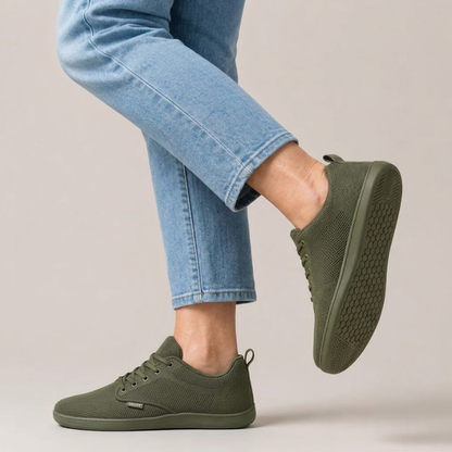Olivfarbene WideStep Sneaker getragen zu Jeans