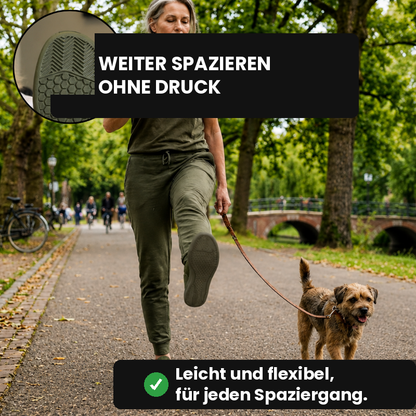 Frau mit Hund beim Spaziergang im Park in olivfarbenen WideStep Sneakern