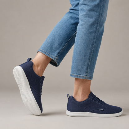 Blaue WideStep Sneaker mit weißer Sohle getragen zu Jeans