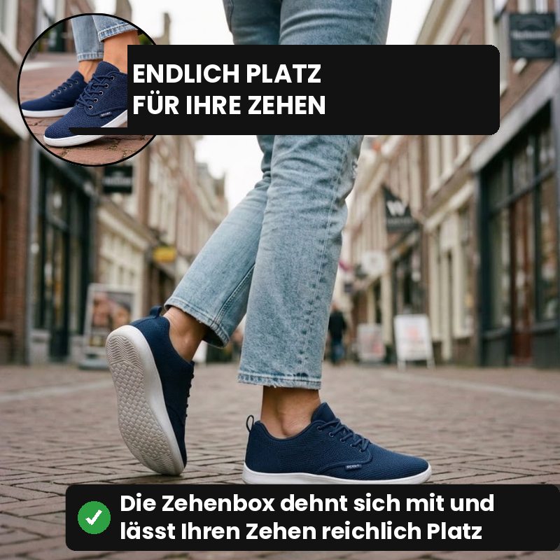 Blaue WideStep Sneaker beim Gehen auf einer Einkaufsstraße