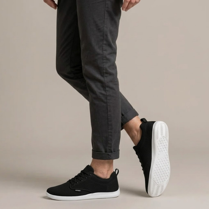 Schwarz-weiße WideStep Sneaker getragen zu dunkler Hose