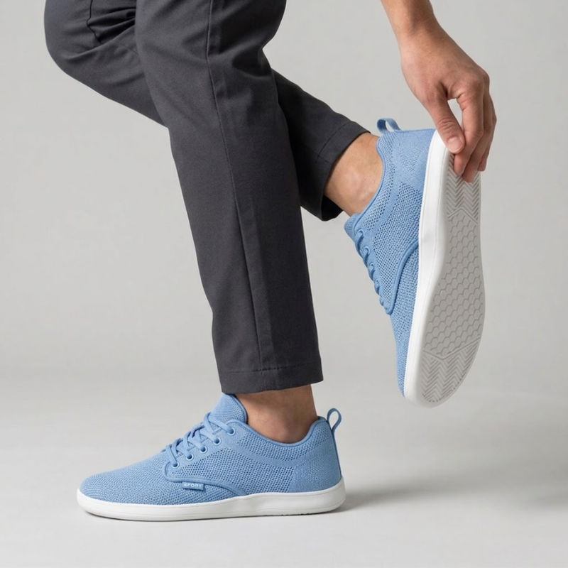 Hellblaue WideStep Sneaker, getragen zu grauer Hose