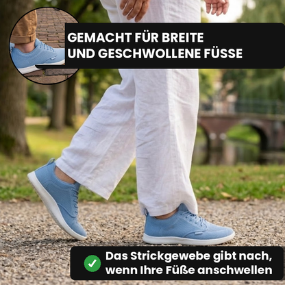Hellblaue WideStep Sneaker beim Spaziergang im Park