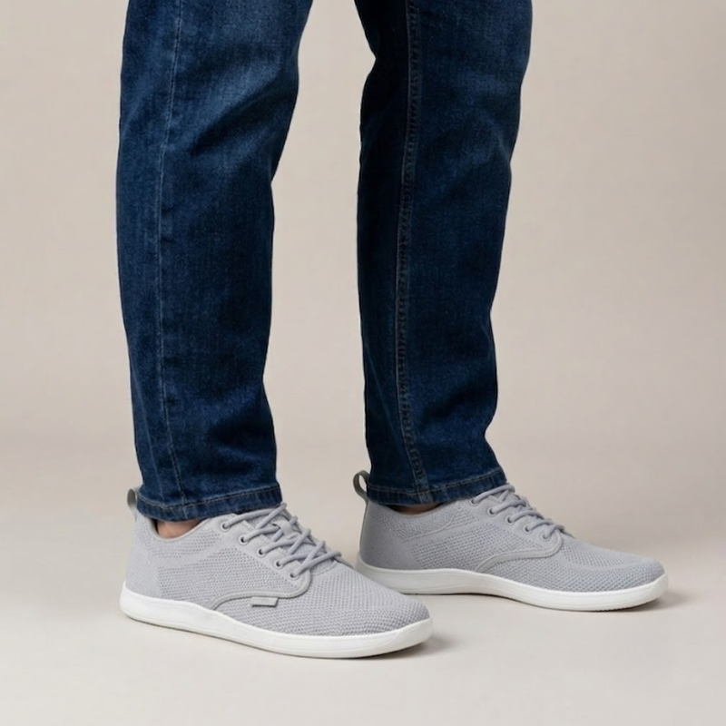 Graue WideStep Sneaker getragen zu Jeans