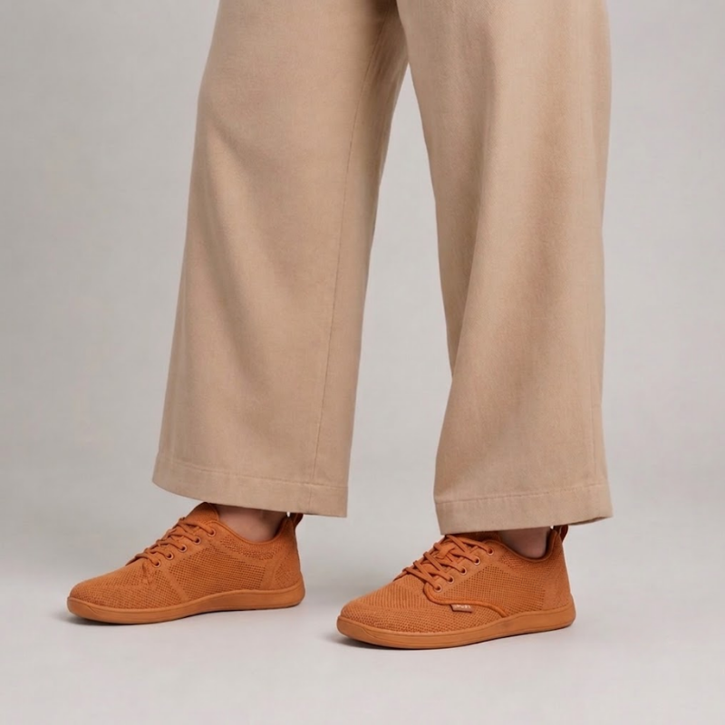 Braune WideStep Sneaker getragen zu beiger Hose