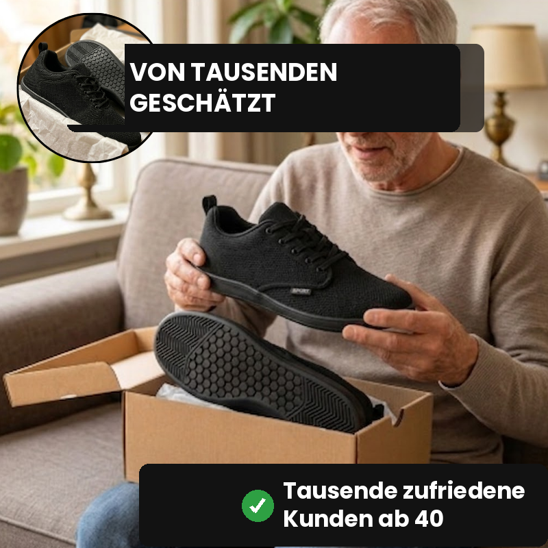 Älterer Mann packt schwarze WideStep Sneaker auf dem Sofa aus